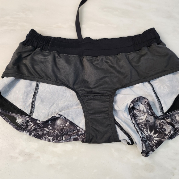 LULULEMON Hotty Hot  Floral Black and Gray Women's  Shorts - Picture 9 of 9